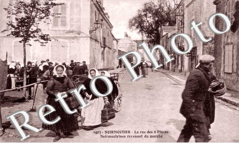 la rue des deux places  Noirmoutrines revenant du marche