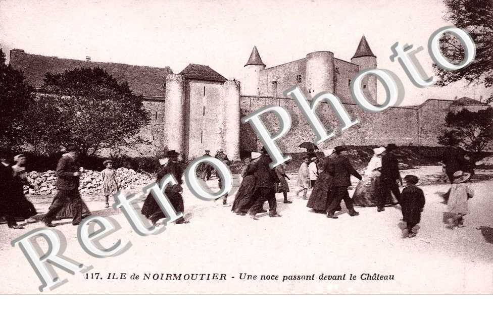 Une Noce passant devant le Chateau