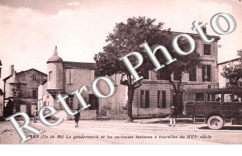 La Gendarmerie et les curieuses maisons a tourelles du XVIe siecle