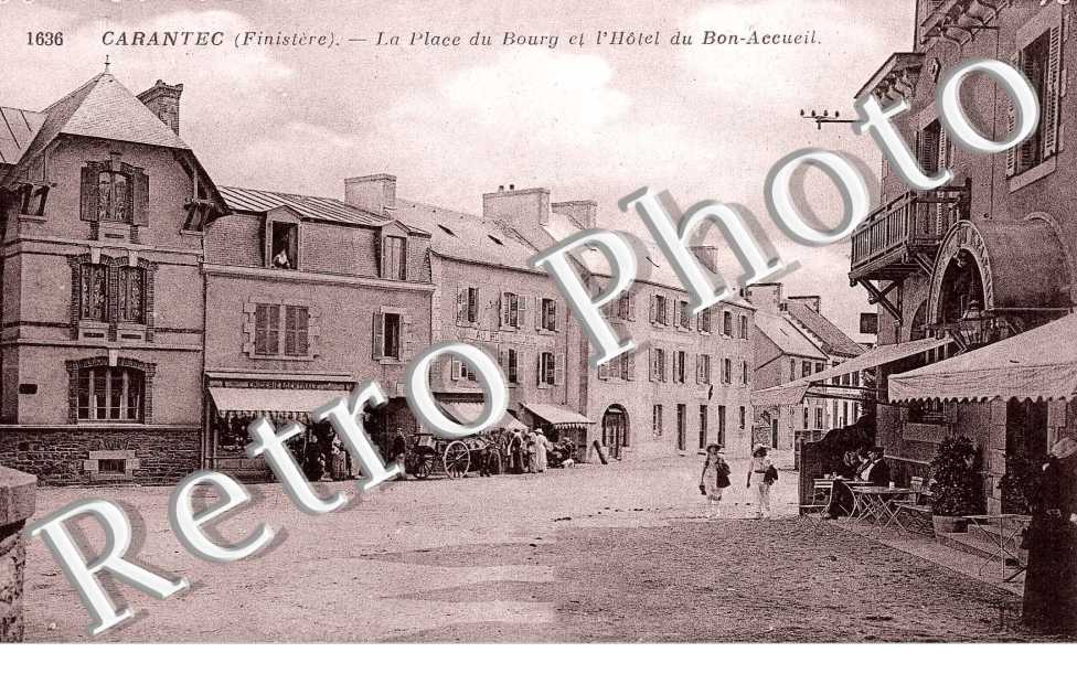 LA PLACE DU BOURG et l&#039;hotel du Bon Accueil