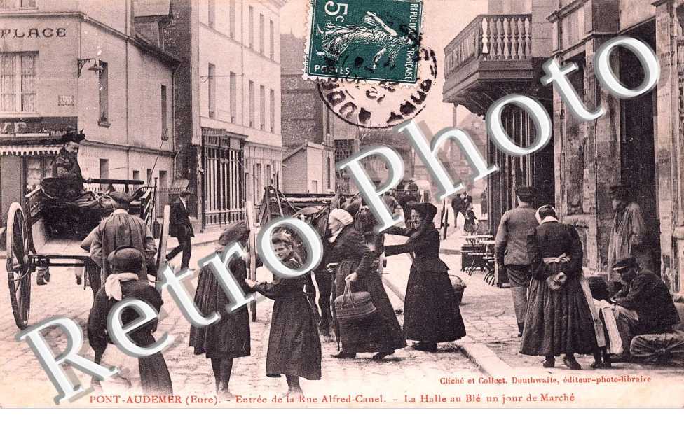 Entree de la rue Alfred Canel - La halle au ble un jour de marche