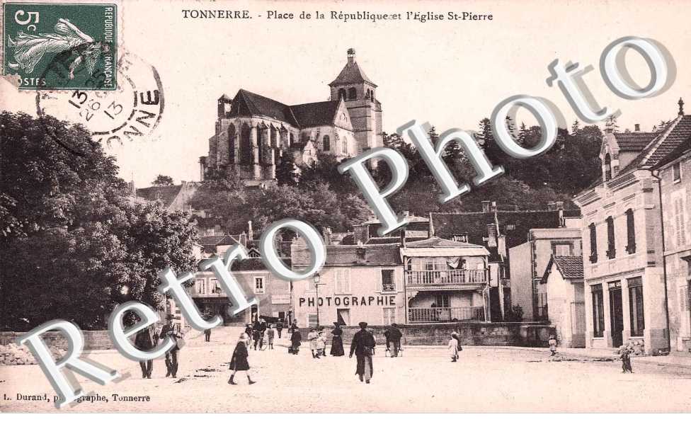 Place de la republique et eglise St Pierre