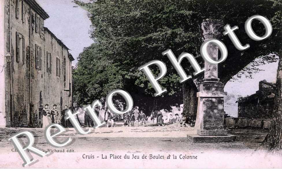 La place du jeu de boules et la colonne