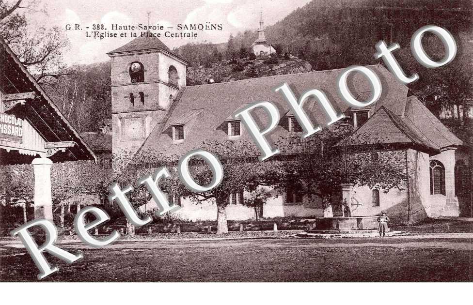 L&#039;EGLISE ET LA PLACE CENTRALE