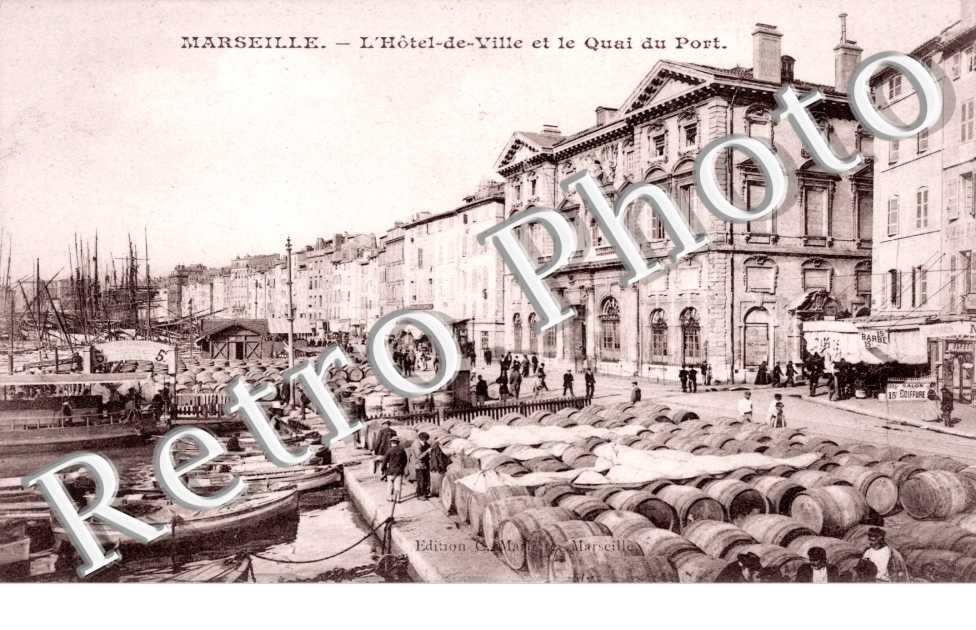 L'HOTEL DE VILLE ET LE QUAI DU PORT