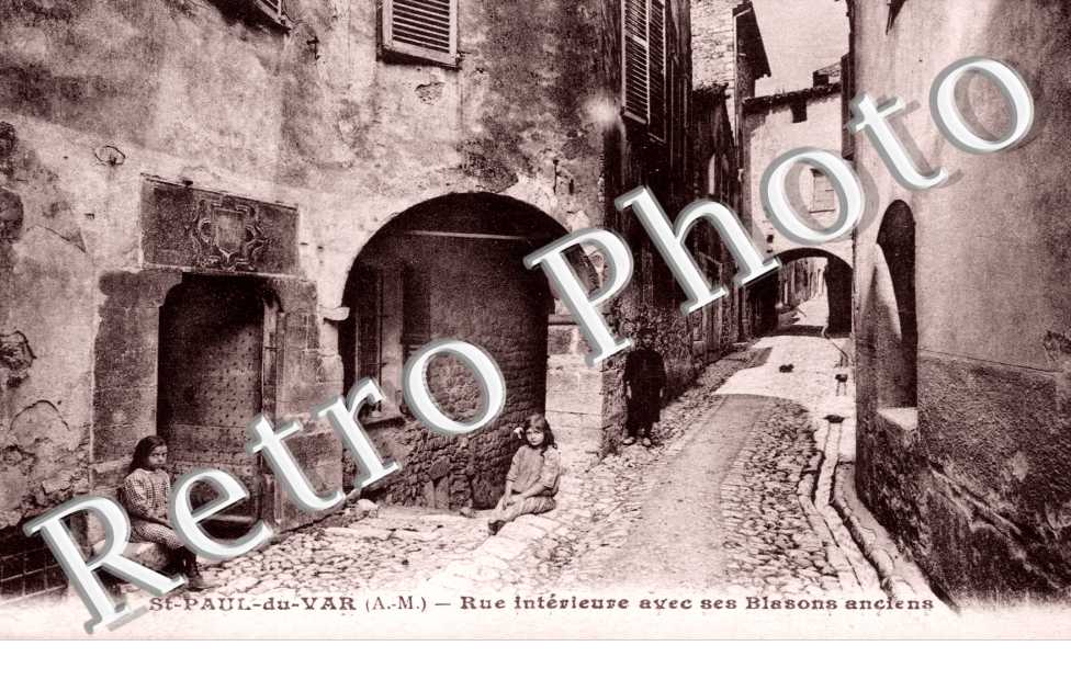 rue interieure avec ses Blasons anciens
