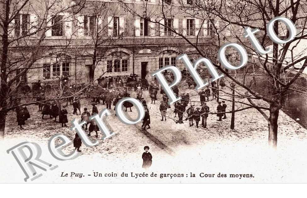 UN COIN DE LYCEE DE GARCONS LA COUR DES MOYENS