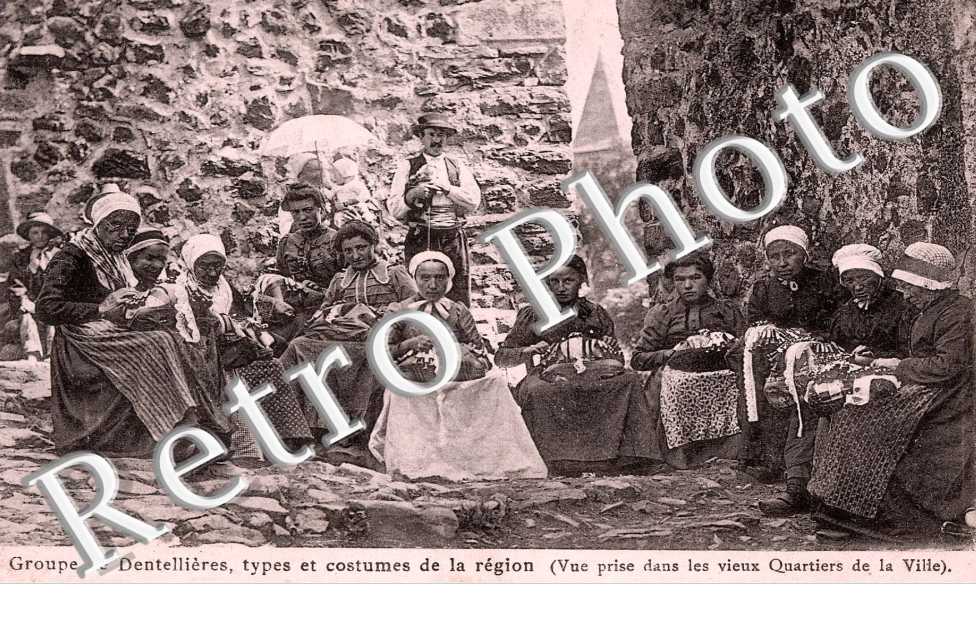 groupe de dentellieres types et costumes de la region (vue prise dans les vieux quartiers de la ville)