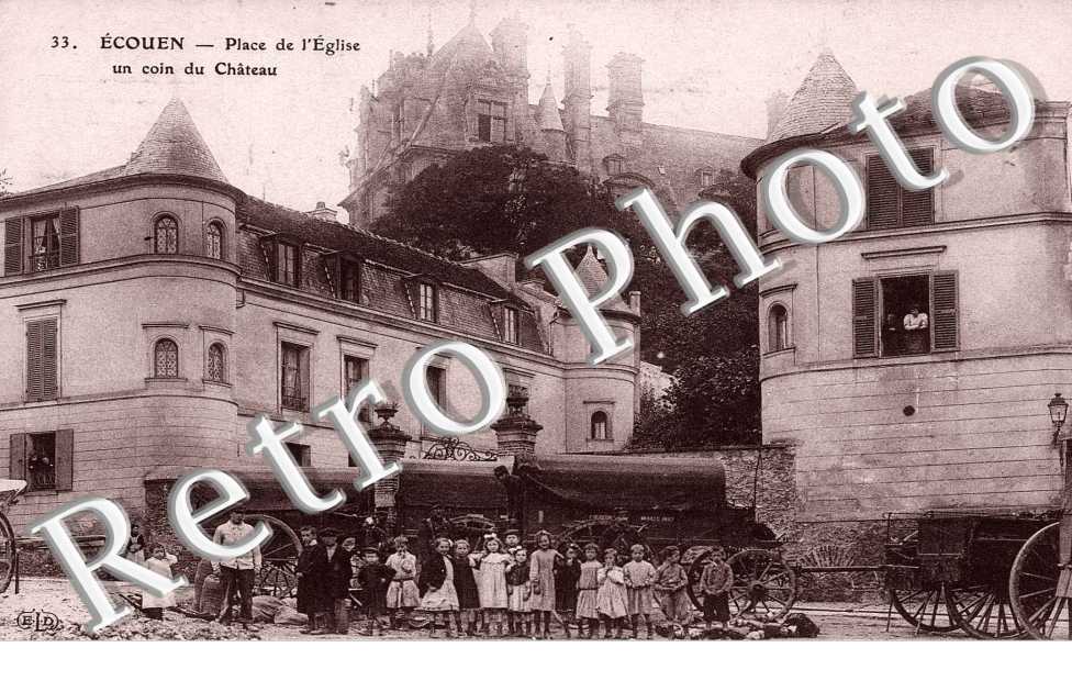 Place de l&#039;eglise - un coin du chateau