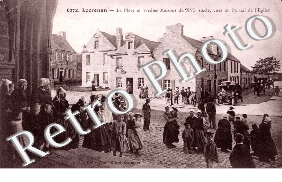 la place et vieilles maison vue du portail de l'eglise