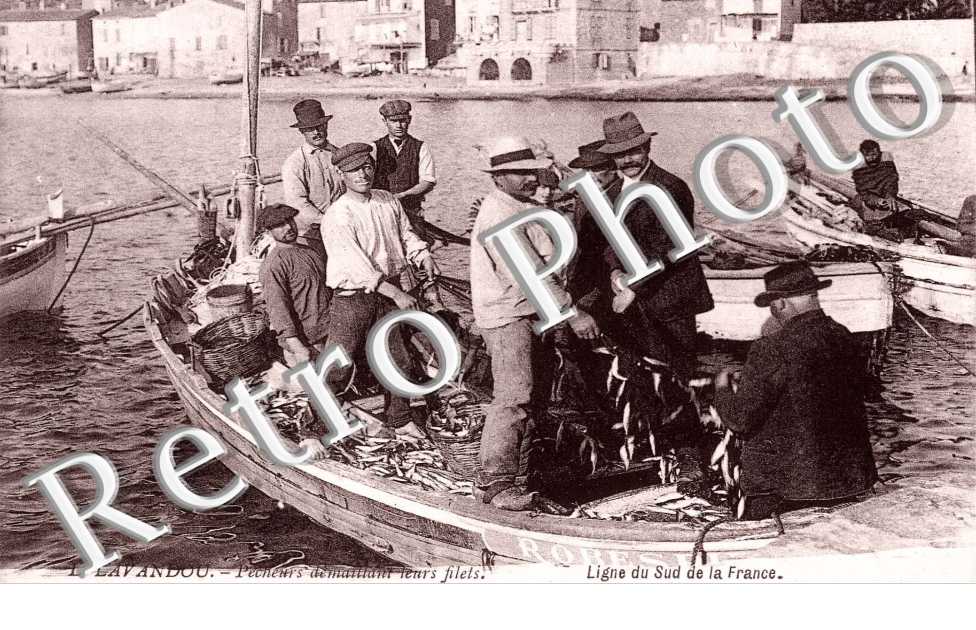 PECHEURS DEMELLANT LEURS FILETS