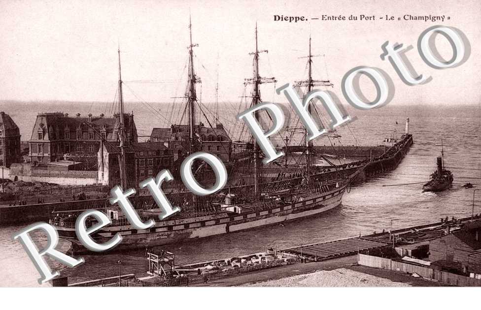 Entree du port - "Le champigny" - bateau (voilier)