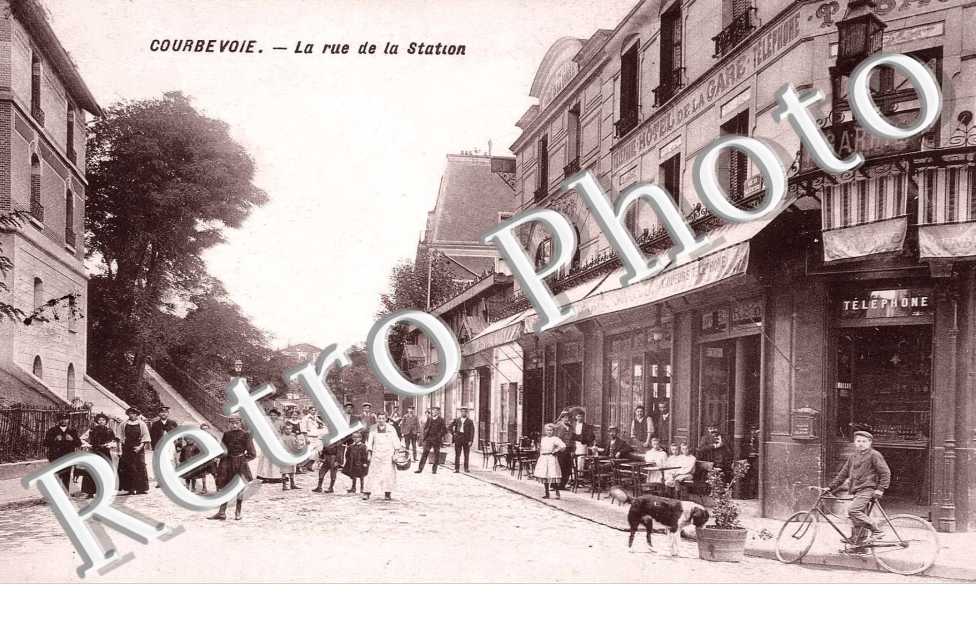 La rue et la station