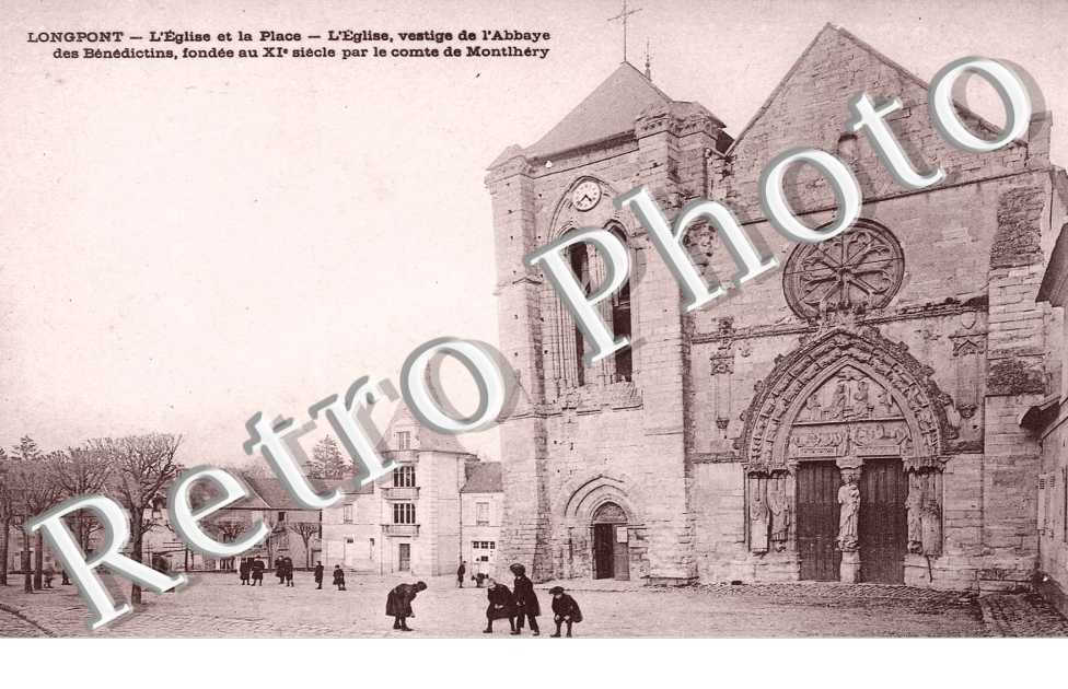 L&#039;eglise et la place - vestige de l&#039;abbaye des benedictins