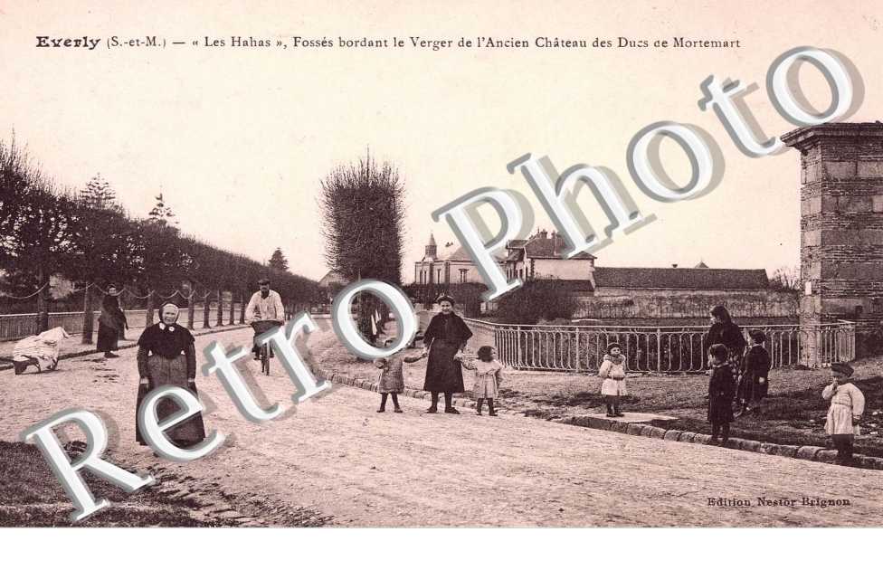 les "hahas", fosses bordant le verger de l&#039;ancien chateau des ducs de Mortemart