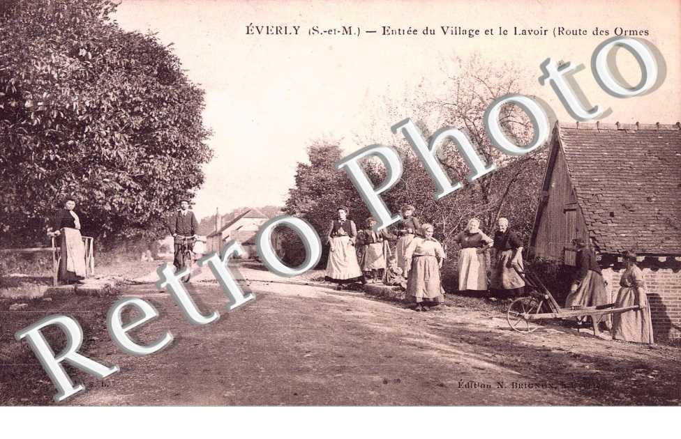 entree du village et le lavoir
