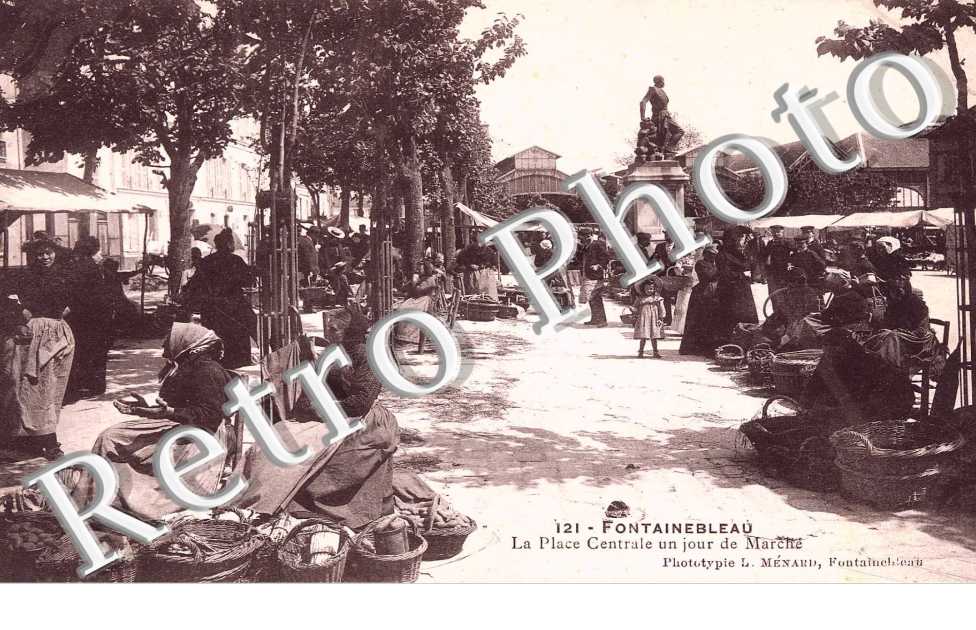 La place centrale un jour de  marche