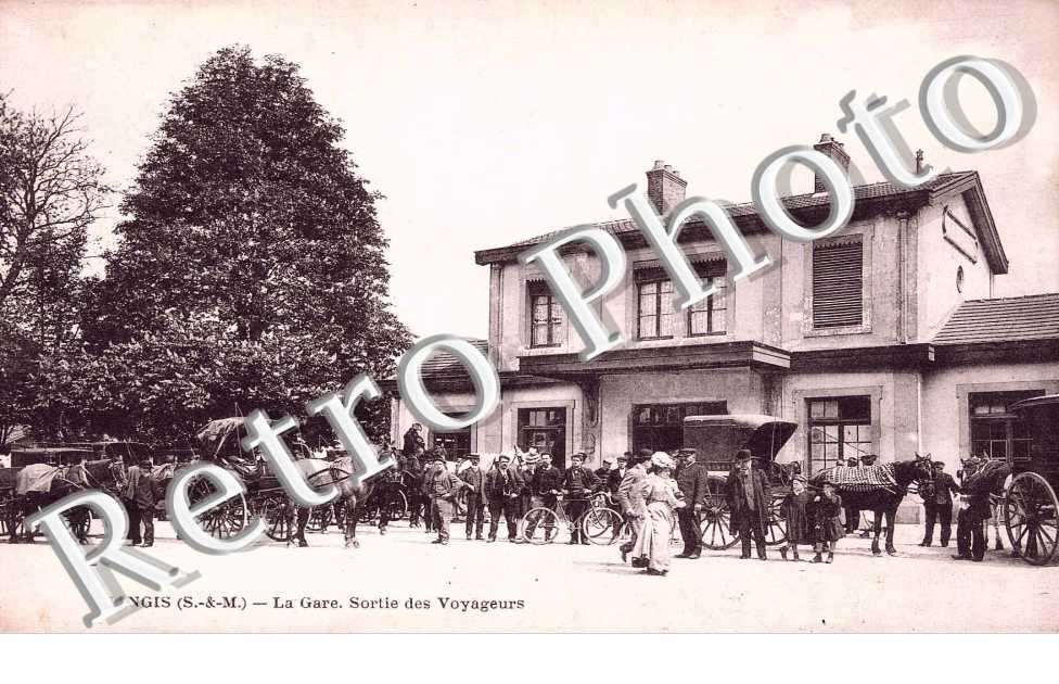 La gare - Sortie des voyageurs - attelages de chevaux