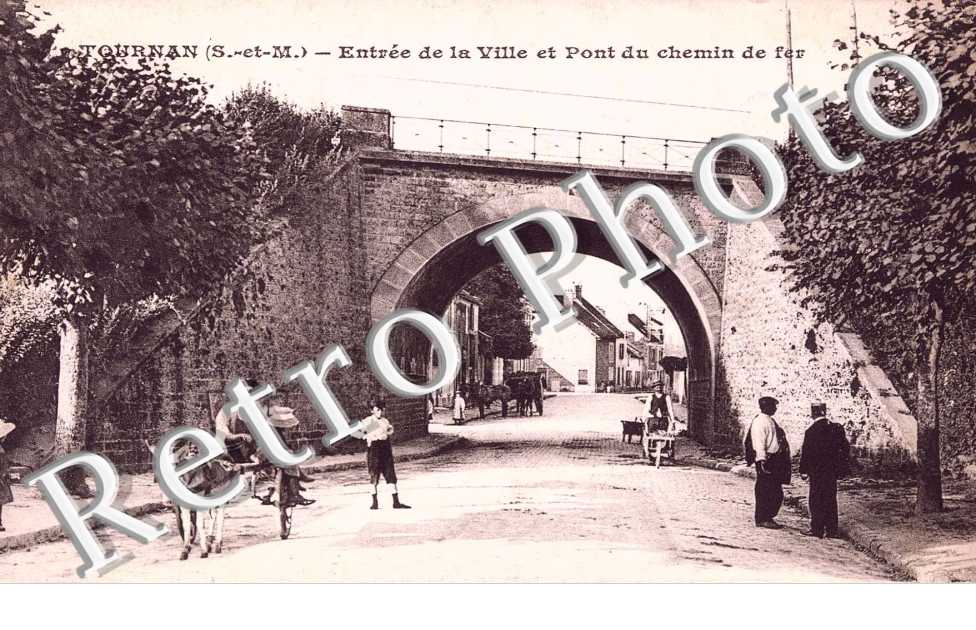 Entree de la ville et pont du chemin de fer