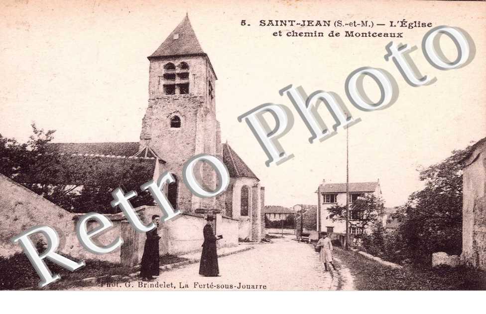  L&#039;eglise et chemin de Montceaux