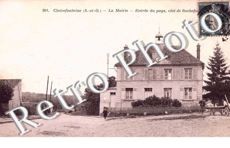 La Mairie et Entree du Pays