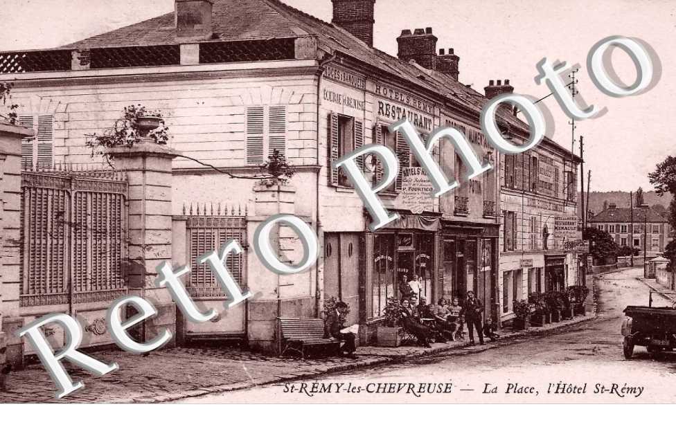 La place - l&#039;hotel Saint Remy