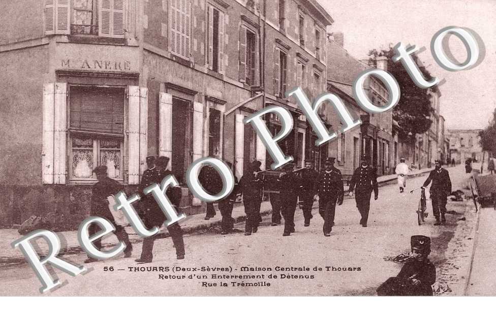 Maison centrale de Thouars. RETOUR D&#039;UNE ENTERREMENT DE DETENUS. Rue le Tremoille