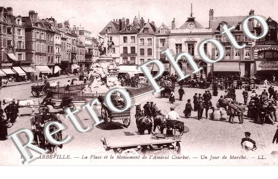 La Place et le Monument de l&#039;Amiral Courbet un jour de Marche