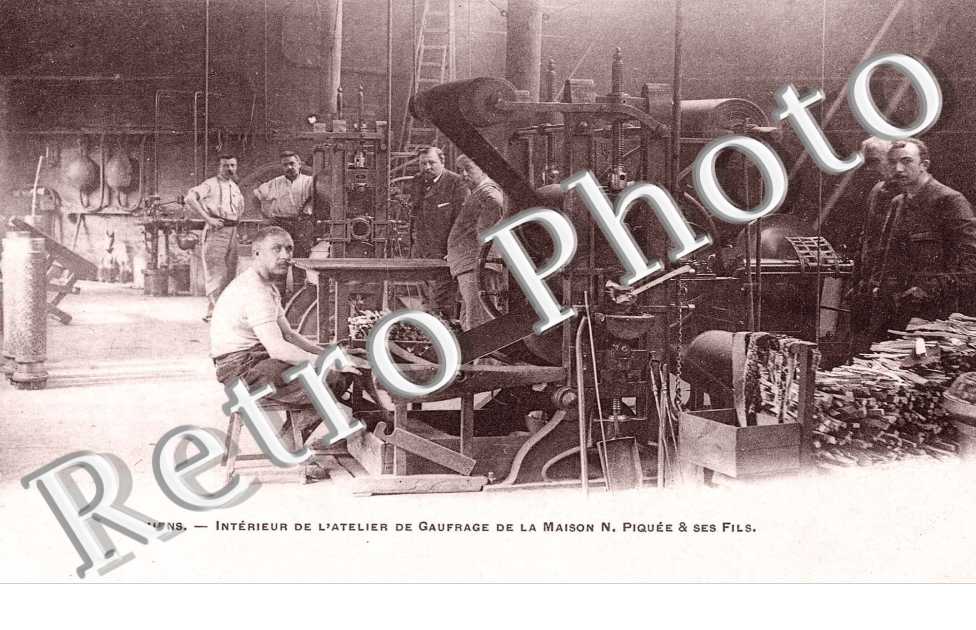 INTERIEUR DE L&#039;ATELIER DE GAUFRAGE 