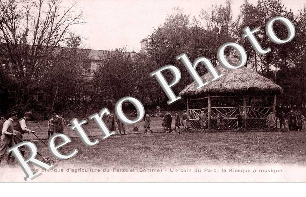 Ecole pratique d&#039;agriculture du Paraclet - un coin du parc, le kiosque a musique