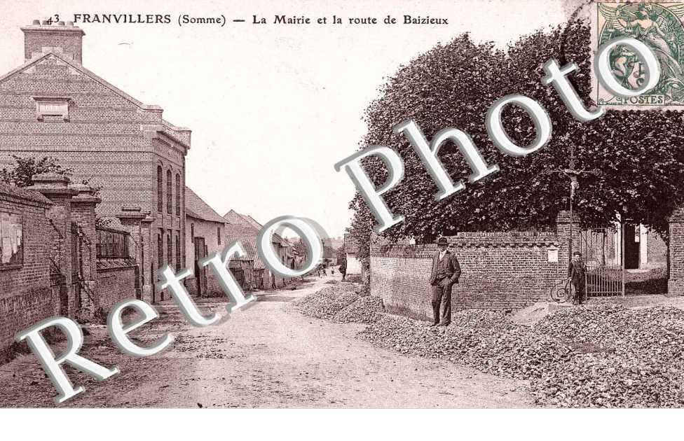 la mairie et la route de Baizieux