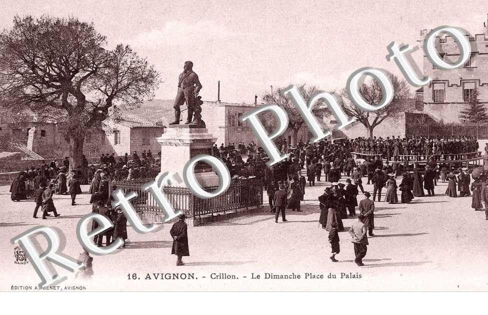 Crillon, le Dimanche Place du Palais