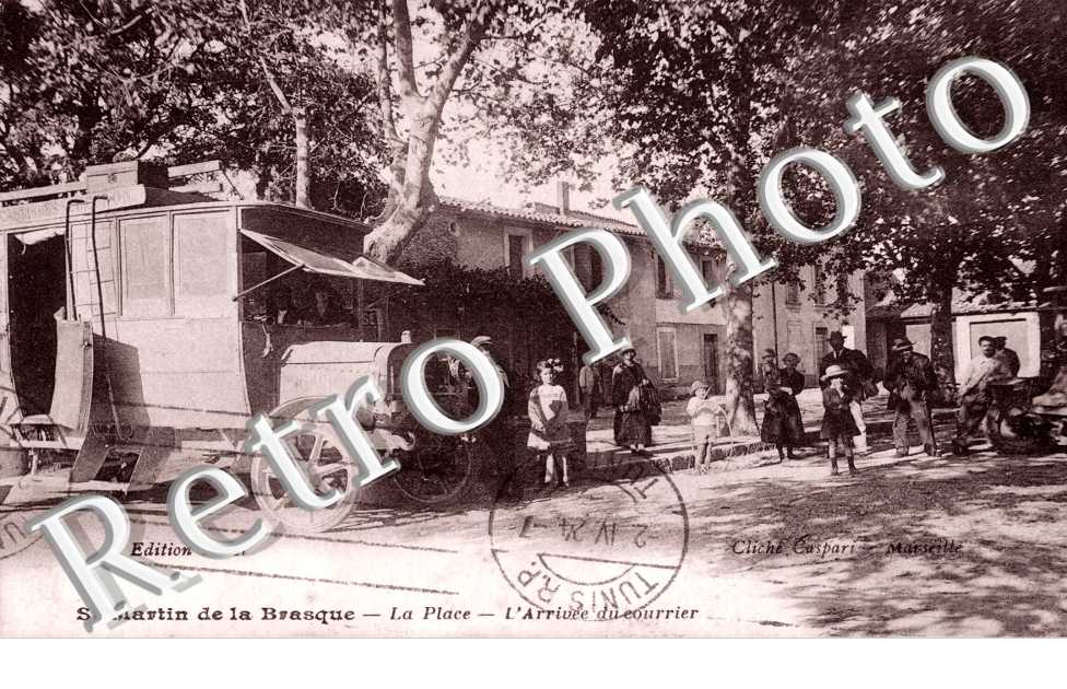 La place - arrivée du courrier