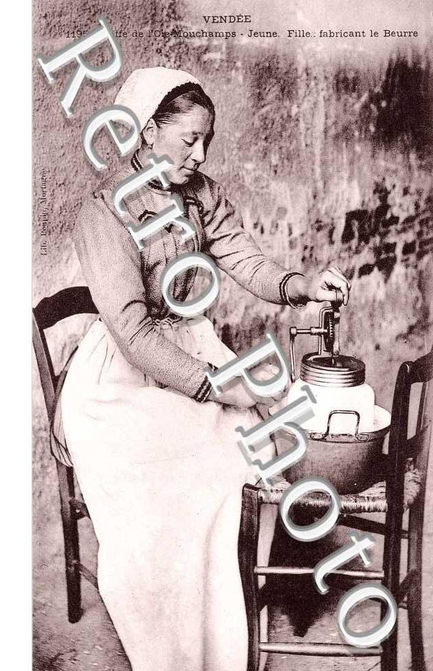 Coiffe de l&#039;Oie - jeune fille fabriquant le beurre