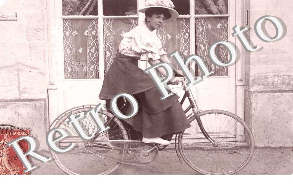 jeune femme en velo