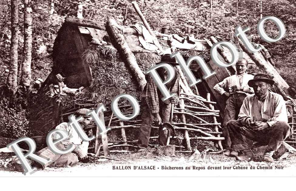 Bucherons au repos devant leur cabane du Chemin Noir