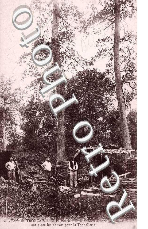 la pelloterie, ouvrier Meraindier troncenant sur place les douves pour la tonnelerie
