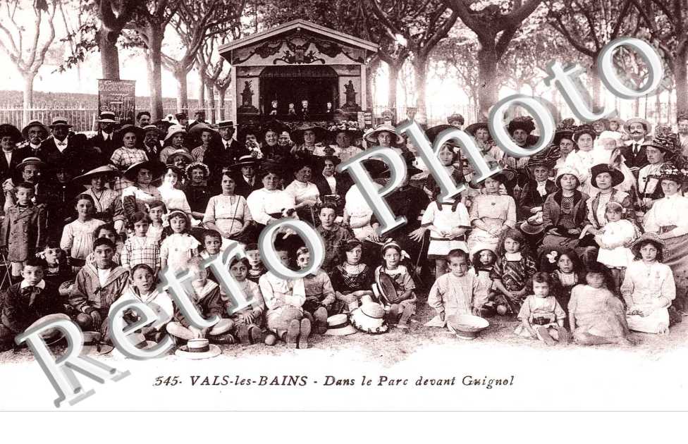 DANS LE PARC DEVANT GUIGNOL