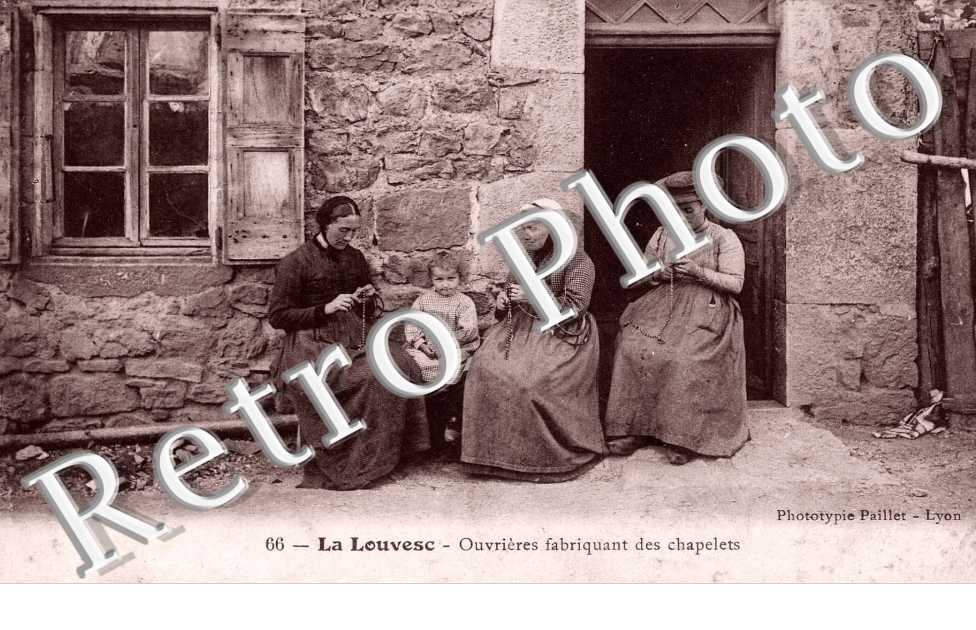  OUVRIERES FABRIQUANT DES CHAPELETS