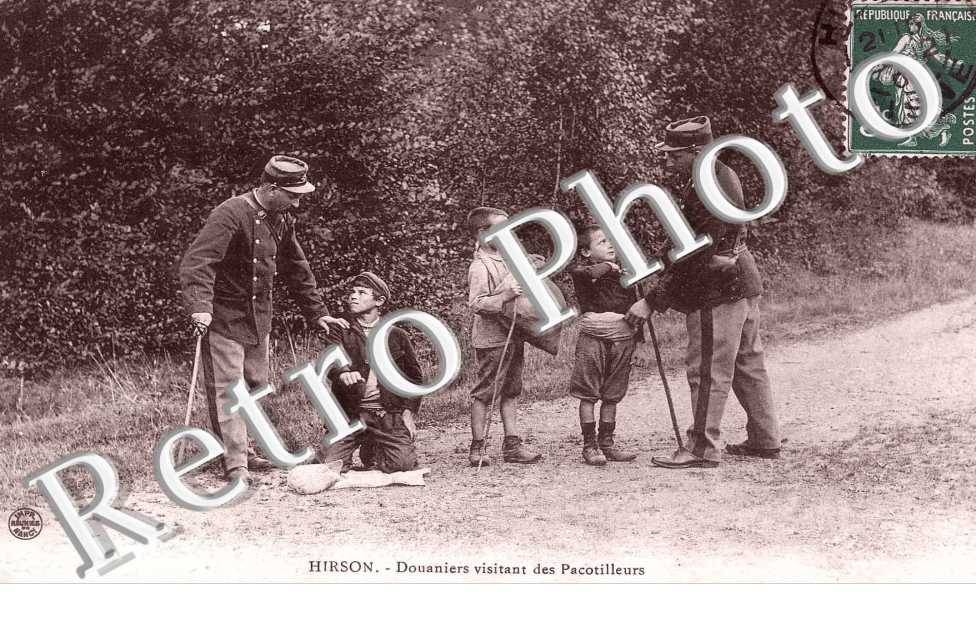 douaniers visitant des Pacotilleurs