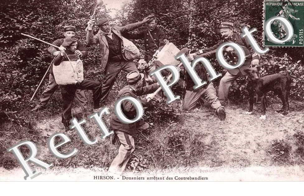 DOUANIERS ARRETANT DES CONTREBANDIERS