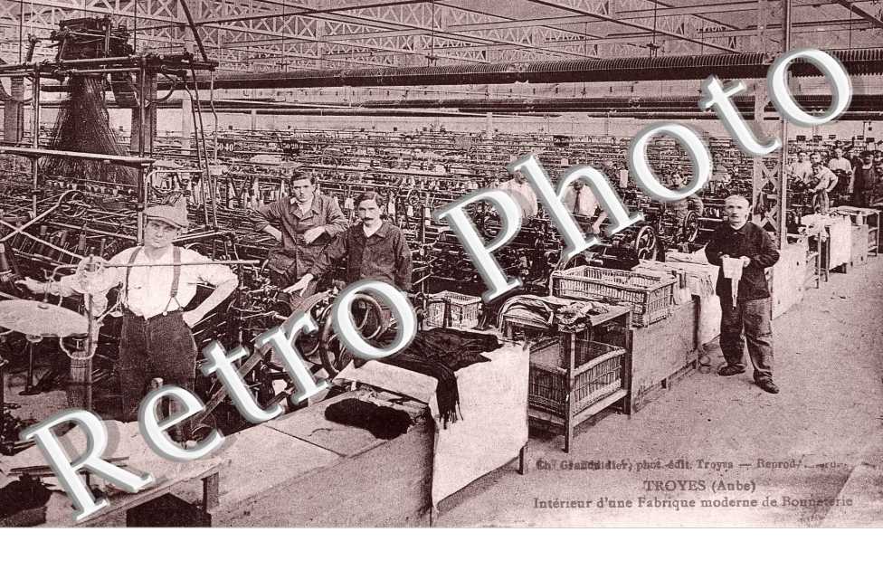 INTERIEUR D&#039;UNE FABRIQUE DE BONNETERIE