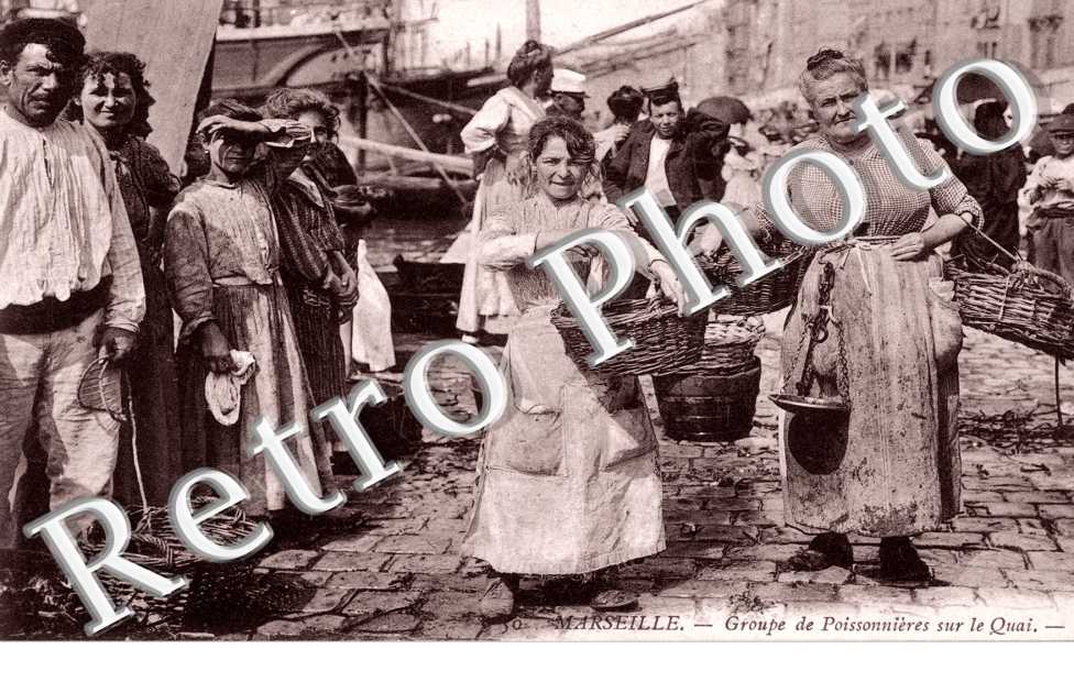 Groupe de Poissonniere sur le quai