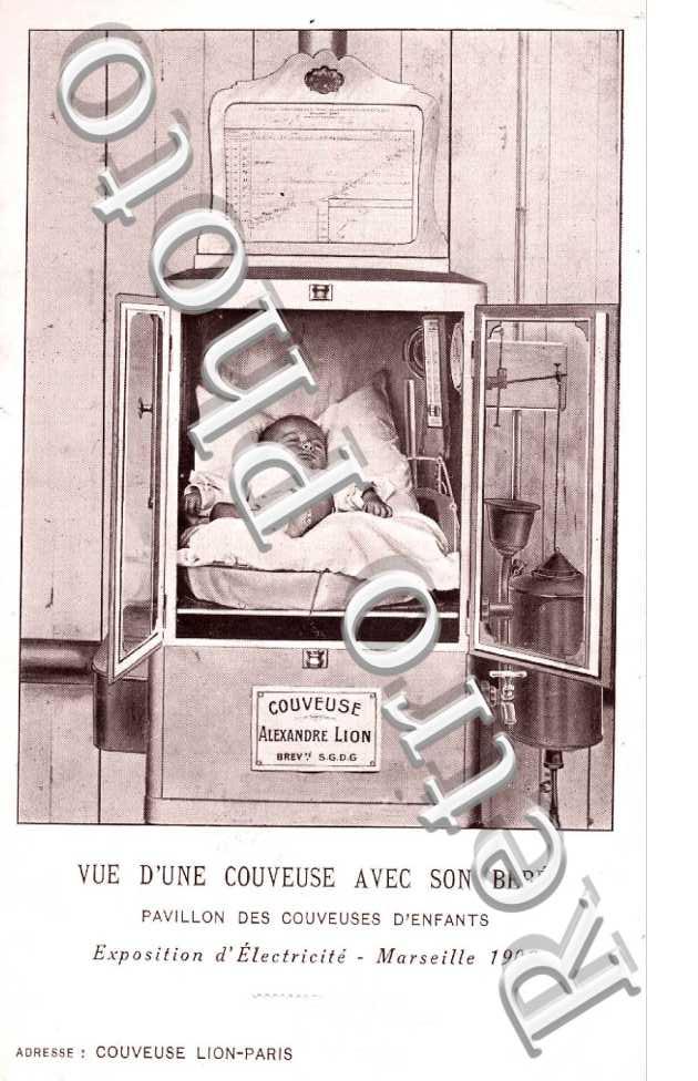 VUE D'UNE COUVEUSE AVEC SON BEBE