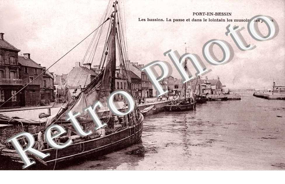 les bassins, la passe et dans le lointain les musoirs des jetees