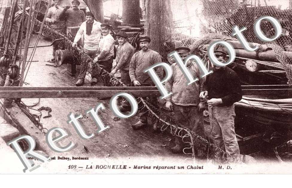 MARINS REPARANT UN CHALUT