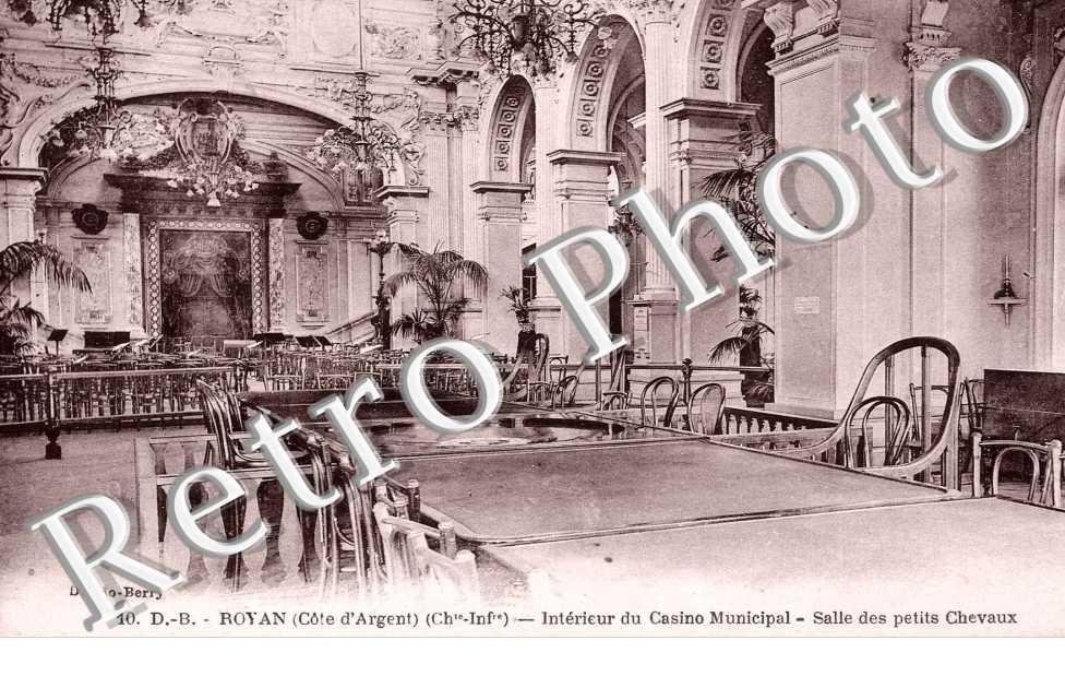 Interieur du casino municipal - salle des petits chevaux