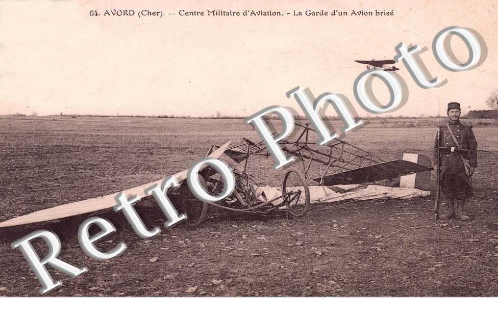 centre militaire d&#039;aviation - la garde d&#039;un avion brise