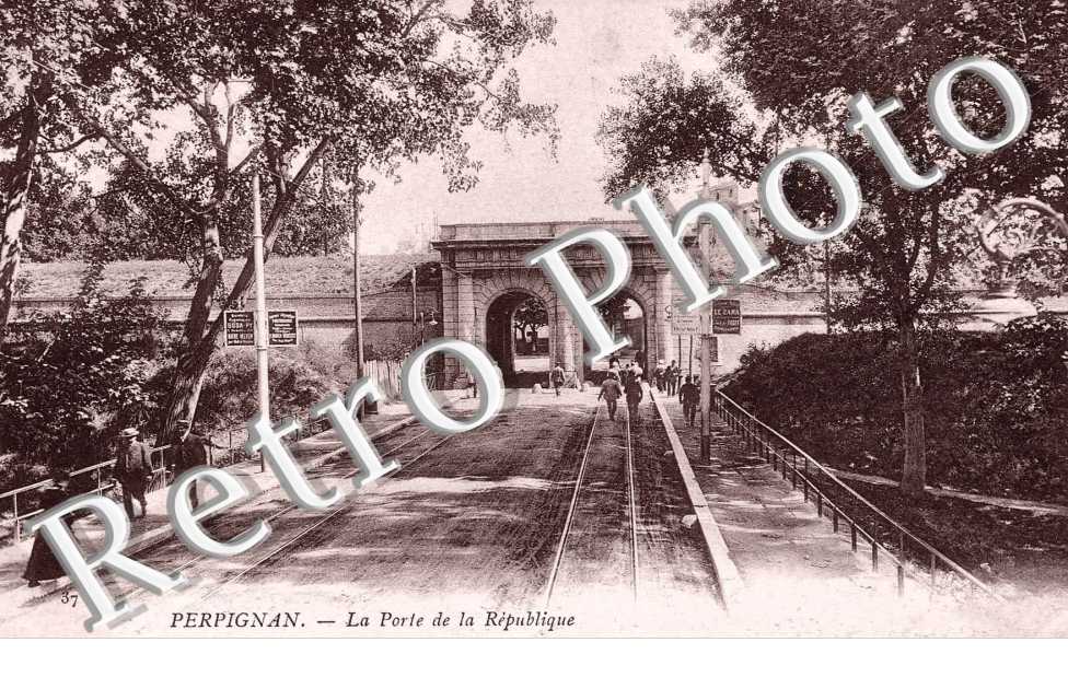 LA PORTE DE LA REPUBLIQUE