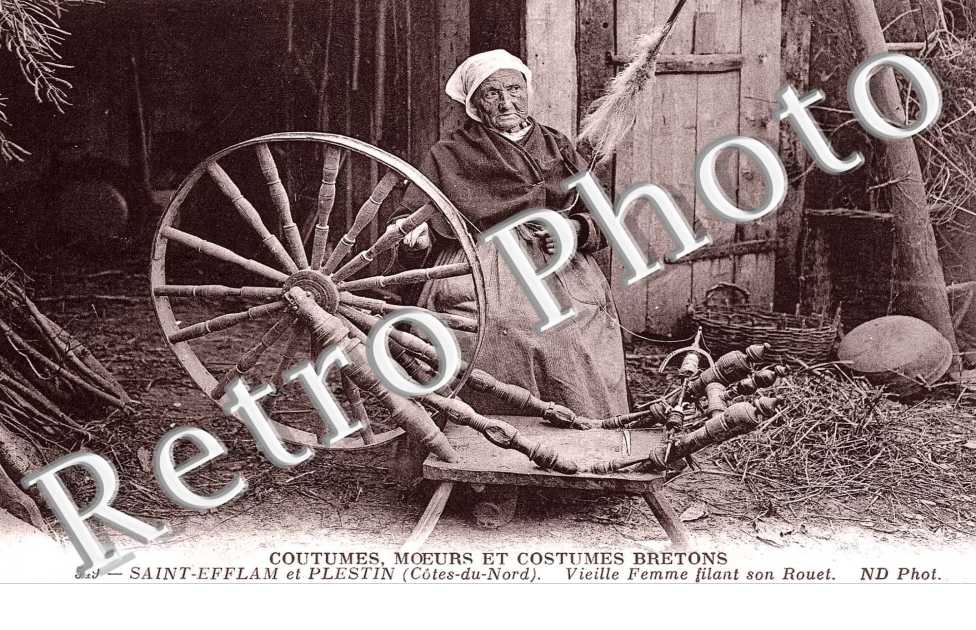 vieille femme filant son rouet